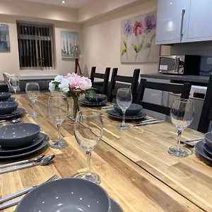 Holiday home 5 Bed 5 Bath / Brick Lane E1, London